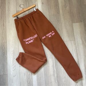 Mayfair Fleece Sweatpants Joggers me day cancelled plans womens Brown (xsmall)